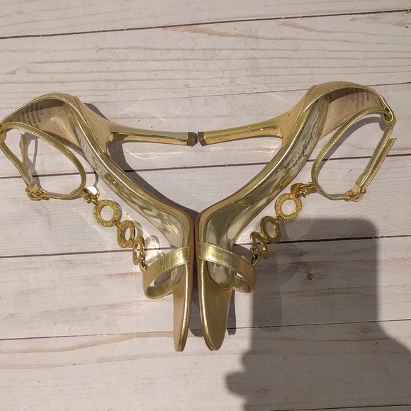 🌸🍀🌺 Gold heels shoes by Guess🌸🌸🌺👠👠 - Picture 5 of 10